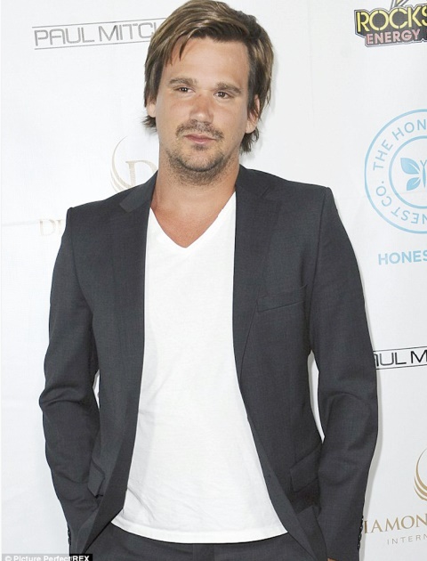 Scandales de stars à l'aéroport : Sean Stewart, mars 2015 Scandales de stars à l'aéroport : Sean Stewart, mars 2015