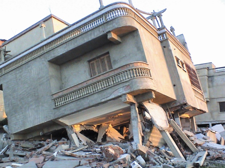 La terre a tremblé : Petits moyens et grosses inquiétudes La terre a tremblé : Petits moyens et grosses inquiétudes