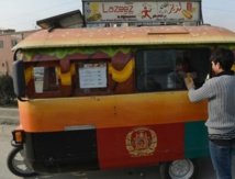 A Kaboul, les "food trucks" aguichent la classe moyenne à coups de hot-dogs