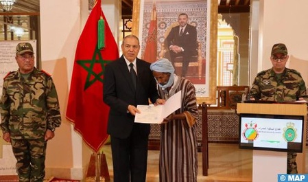 Remise à Laâyoune de certificats de propriété à des ayants-droit des martyrs de la Nation Remise à Laâyoune de certificats de propriété à des ayants-droit des martyrs de la Nation