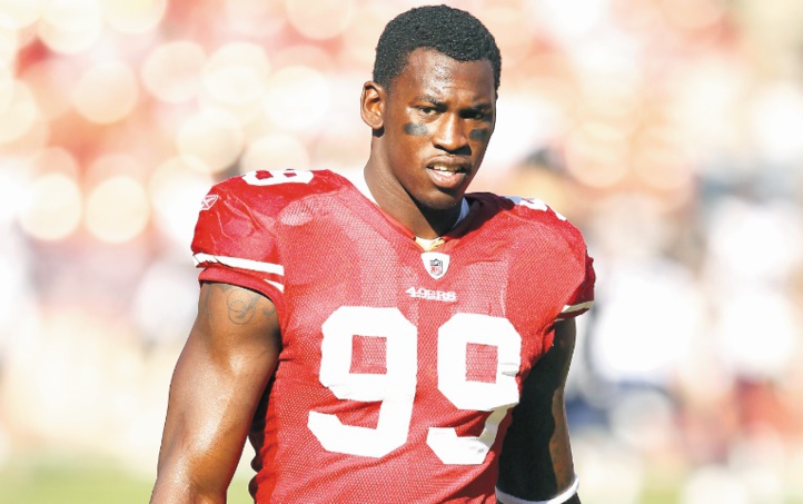 Scandales de stars à l'aéroport : Aldon Smith, avril 2014 Scandales de stars à l'aéroport : Aldon Smith, avril 2014