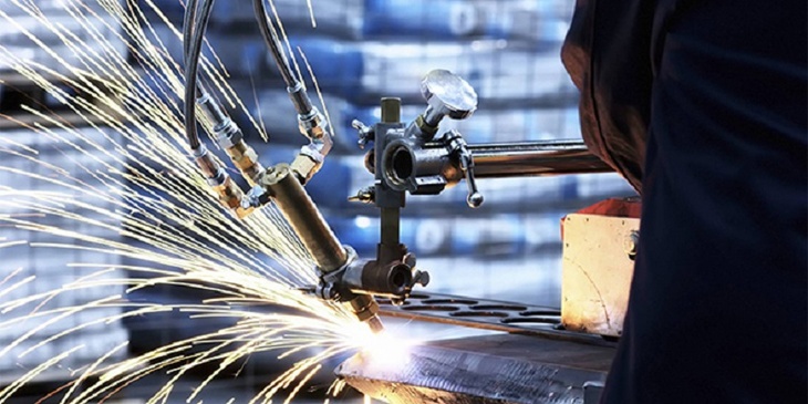 L'industrie en avril 2025 : La production stagne, les ventes augmentent