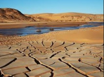 La Terre assoiffée absorbe de l’eau La Terre assoiffée absorbe de l’eau