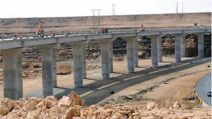 Laâyoune: Les travaux de construction du plus grand viaduc routier au Maroc avancent à un rythme soutenu