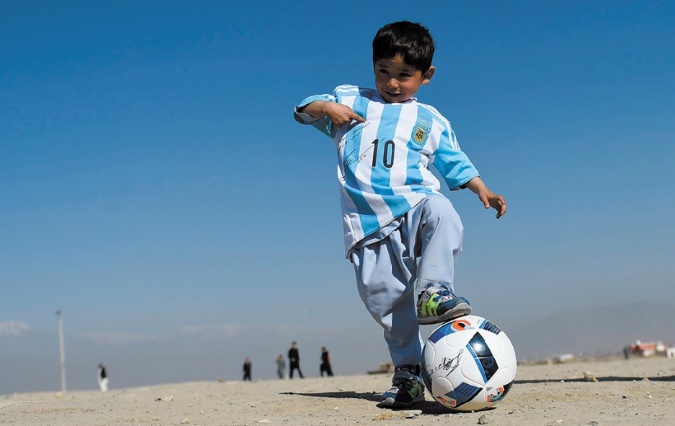 Le “petit Messi” afghan a reçu deux maillots dédicacés de son idole