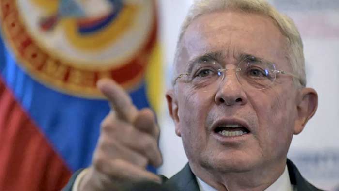 Alvaro Uribe, l'ex-président anti-guérilla condamné par la justice en Colombie Alvaro Uribe, l'ex-président anti-guérilla condamné par la justice en Colombie