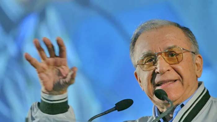 Ion Iliescu,"Petit père" de la Roumanie post-communiste rattrapé par les démêlés judiciaires