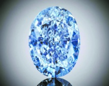 Un rare diamant bleu pourrait battre  des records aux enchères à Hong Kong