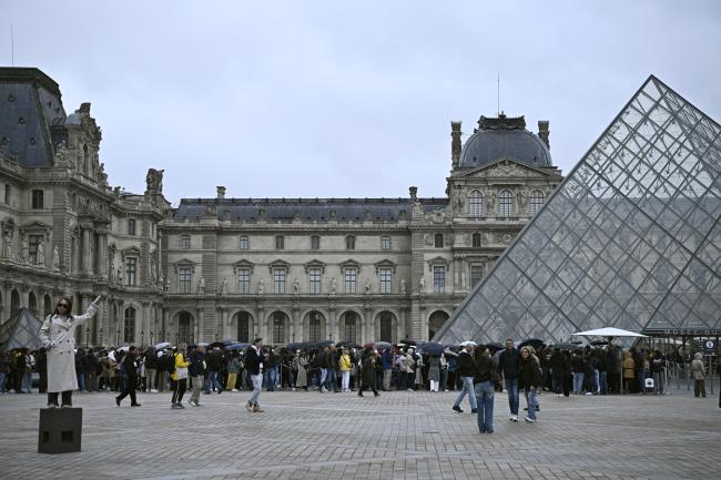 Vol de bijoux au Louvre: Les cambrioleurs traqués, le musée sous pression Vol de bijoux au Louvre: Les cambrioleurs traqués, le musée sous pression