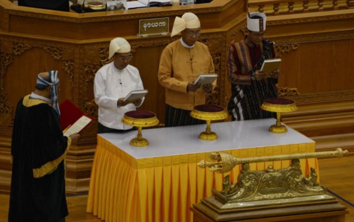Le premier président civil de la Birmanie depuis 50 ans prête serment Le premier président civil de la Birmanie depuis 50 ans prête serment