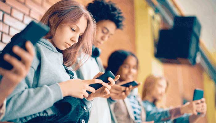 La France peut-elle réussir à encadrer l’accès des mineurs aux réseaux sociaux ?