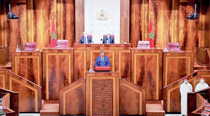 Un gouvernement déconnecté, une société sous pression