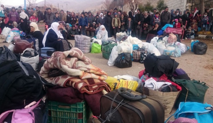 Des centaines de Syriens évacués des villes assiégées Des centaines de Syriens évacués des villes assiégées