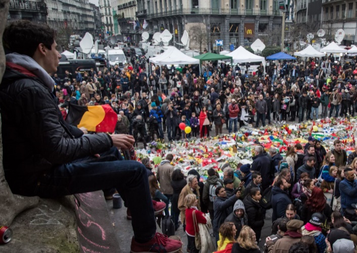Un mois après les attentats, la Belgique entre enquêtes et recueillement Un mois après les attentats, la Belgique entre enquêtes et recueillement