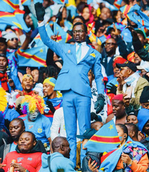 La statue vivante de Lumumba devenue icône des tribunes congolaises La statue vivante de Lumumba devenue icône des tribunes congolaises