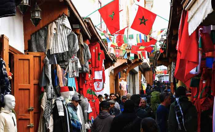 Entre commerce frénétique et célébration des couleurs