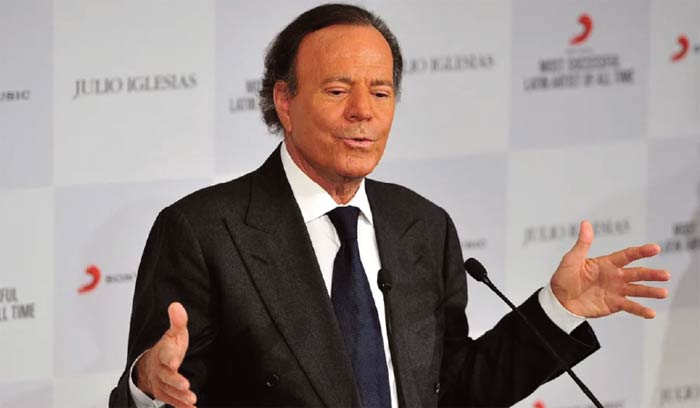 Julio Iglesias, une image de "Latin lover" fissurée par des accusations de délits sexuels