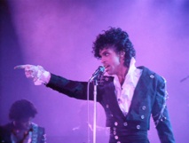 Ses coffres-forts pleins d'inédits, le défunt Prince pourrait encore ravir ses fans  