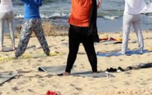 Yoga sur la plage de Tripoli pour échapper aux tensions libyennes Yoga sur la plage de Tripoli pour échapper aux tensions libyennes
