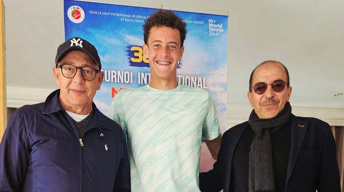 Le finaliste Missoun entre le président Me Mohamed Herress et le vice-président Dr. Abdellah Benjaâ.