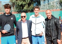 Ali Missoun et le vainqueur du tournoi Raffaele Cirurnelli en compagnie de Mohamed Herress et Hicham Kanouni, trésorier de la FRMT.