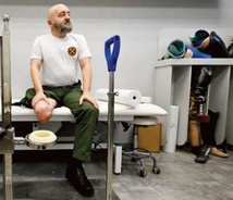 Dans un atelier de prothèses, des vétérans amputés se disent sans regrets Dans un atelier de prothèses, des vétérans amputés se disent sans regrets