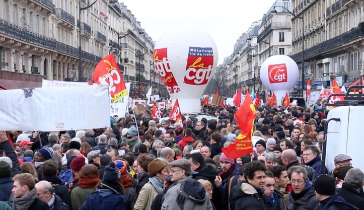 En France, le gouvernement socialiste affaibli impose in extremis sa réforme du travail