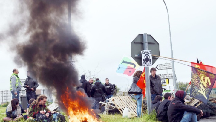 Le robinet des carburants, nouvelle arme de la fronde sociale en France