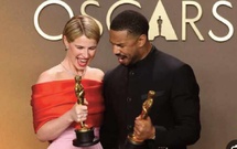 Sur le tapis rouge des Oscars : Du noir et blanc, des touches printanières et des broches