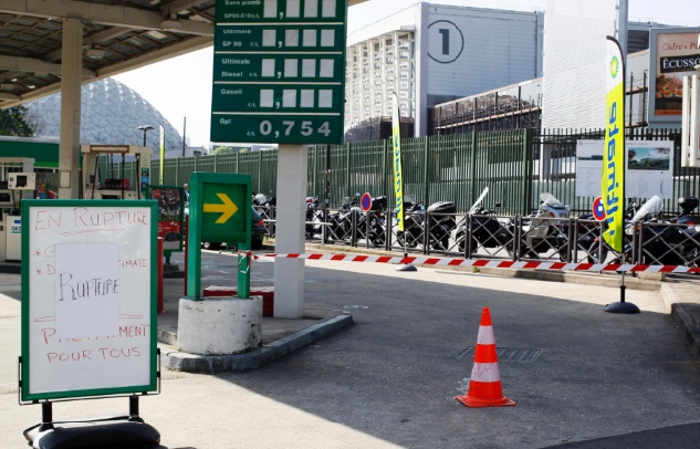 Le gouvernement Valls décidé à mettre fin aux blocages des raffineries et dépôts Le gouvernement Valls décidé à mettre fin aux blocages des raffineries et dépôts