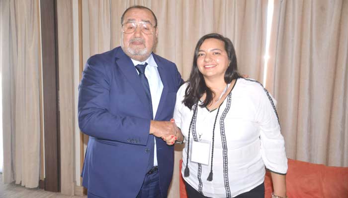 Driss Lachguar saluant Jessali Zarazua, secrétaire générale de l’IUSY.