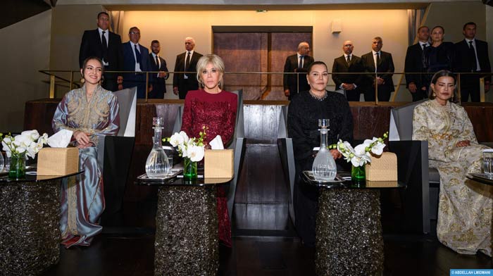 LL.AA.RR les Princesses Lalla Khadija, Lalla Meryem et Lalla Hasnaa, accompagnées de Mme Brigitte Macron, assistent au spectacle d’ouverture du Théâtre Royal de Rabat