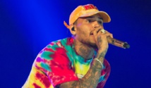 Chris Brown écrase la tête d’un fan en concert Chris Brown écrase la tête d’un fan en concert