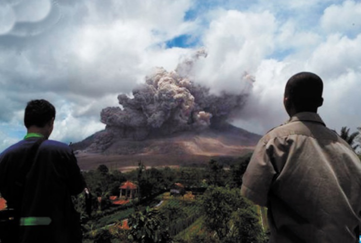 Pour survivre, des Indonésiens deviennent guides touristiques d'un volcan de boue Pour survivre, des Indonésiens deviennent guides touristiques d'un volcan de boue
