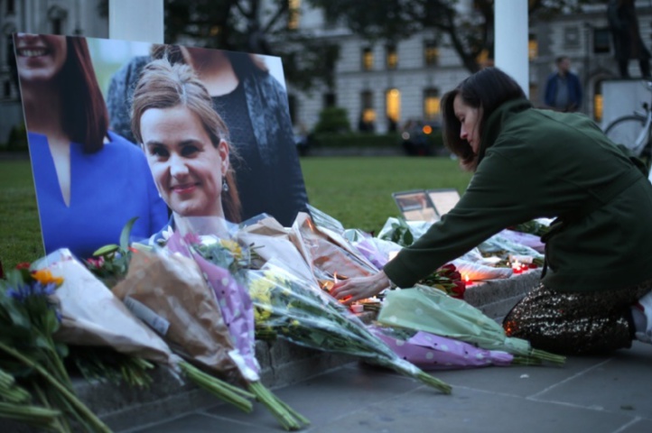 La députée travailliste Jo Cox mortellement blessée par balle, la campagne de Brexit suspendue La députée travailliste Jo Cox mortellement blessée par balle, la campagne de Brexit suspendue