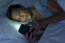 Regarder son smartphone la nuit peut entraîner des cécités temporaires