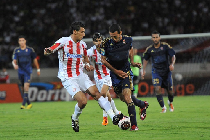 Berrabeh aux prises avec Aboutrika lors de la dernière confrontation entre le WAC et Al Ahly en septembre 2011