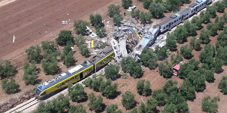 Au moins 25 morts dans une collision de trains en Italie Au moins 25 morts dans une collision de trains en Italie