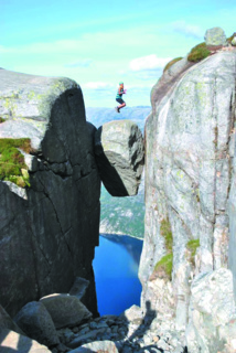 Les destinations les plus spectaculaires du monde : Kjeragbolten - Norvège Les destinations les plus spectaculaires du monde : Kjeragbolten - Norvège