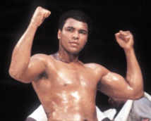 Bio des stars : Cassius Clay devient Mohamed Ali Bio des stars : Cassius Clay devient Mohamed Ali