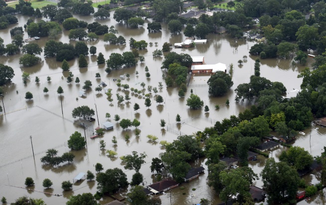 Des milliers d'évacuations face aux inondations en Louisiane et aux incendies en Californie