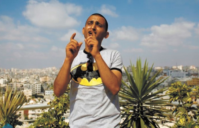 Adel Mechoukhi chante les chats et la lessive contre la déprime à Gaza
