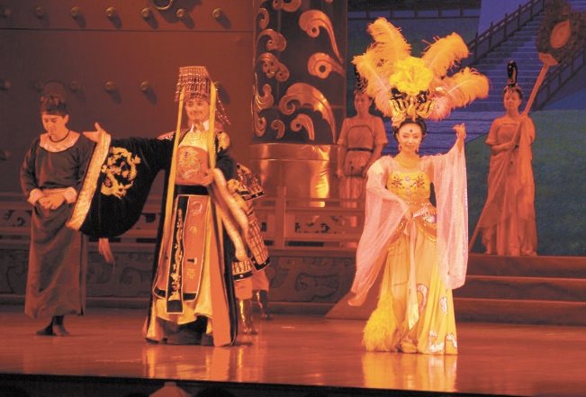 La troupe de Shanghai de chant et de danse émerveille le public gadiri