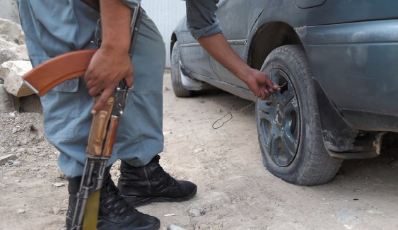 Face aux vols de voitures, les méthodes gonflées de la police de Kaboul