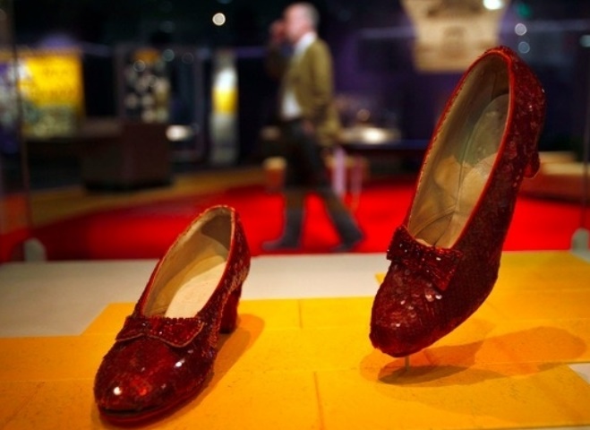 Insolite : Restauration des chaussures de Dorothy Insolite : Restauration des chaussures de Dorothy