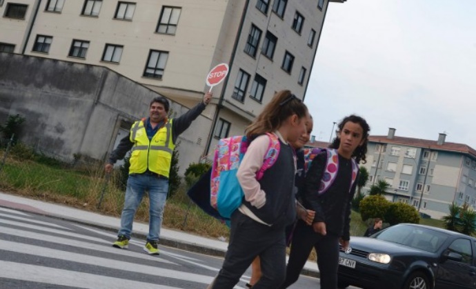 En Espagne, des enfants heureux d'aller seuls à l'école
