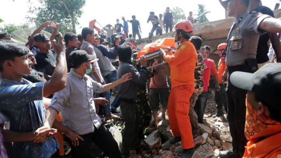 Au moins 97 morts dans un puissant séisme en Indonésie