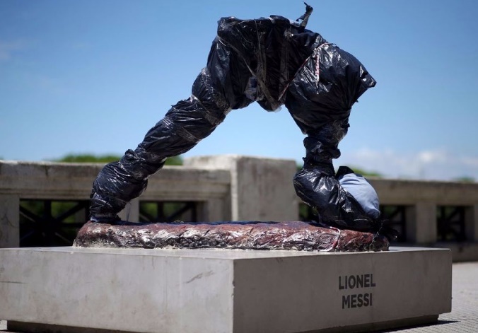 La statue de Messi retrouvée sans bras ni tête