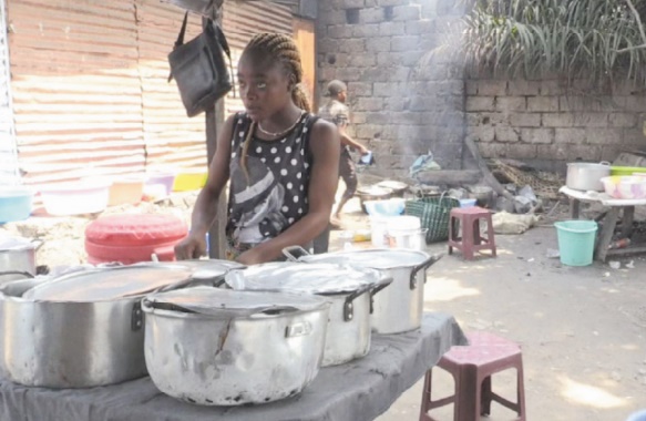 L'essor des malewa, gargotes de rue d'une capitale en crise
