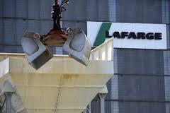 Paris appelle Lafarge à “réfléchir”  à sa participation au mur de Trump